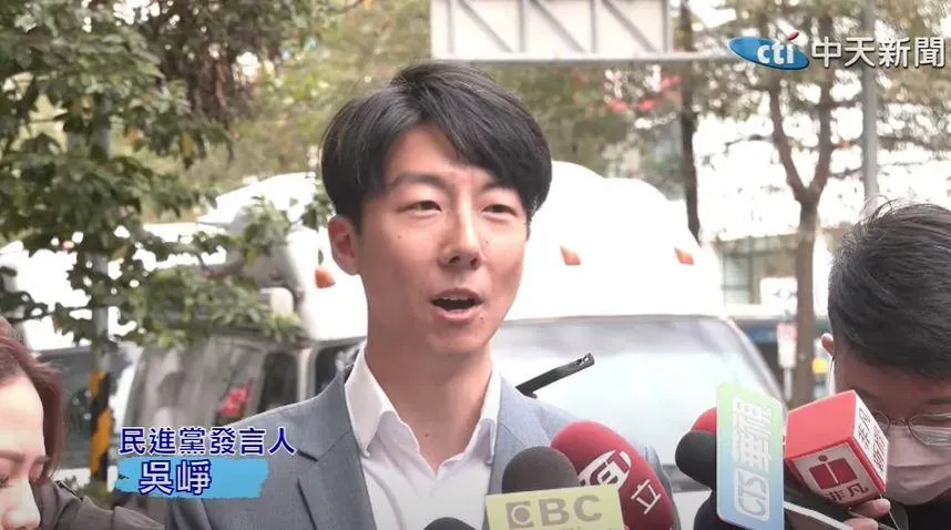 吳崢在民進黨中常會上滑手機！賴清德兩度訓斥：發言人3天沒有版面就該檢討
