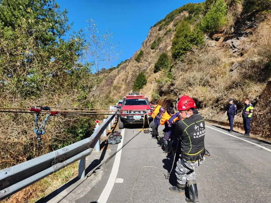 影/整晚沒睡！23歲男夜衝合歡山　恍神撞護欄噴飛墜百米深谷