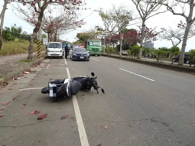 快訊/台中20歲男騎士過彎自撞分隔島！人車噴飛送醫不治
