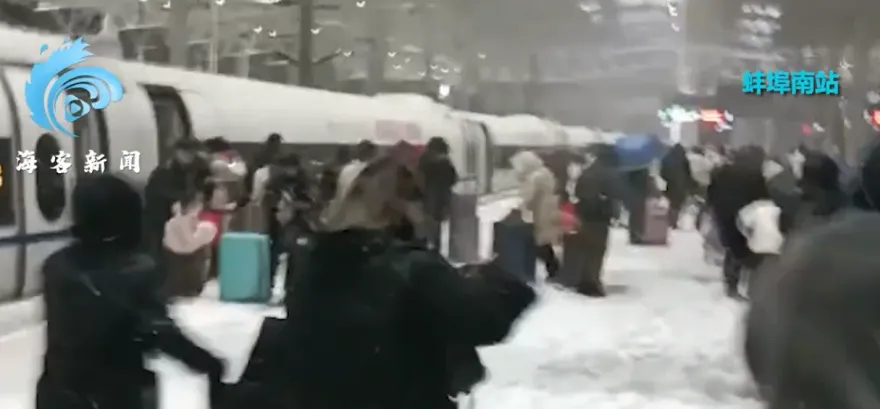 15年來最複雜春運天氣致交通大亂！月台遭積雪覆蓋、列車誤點7小時