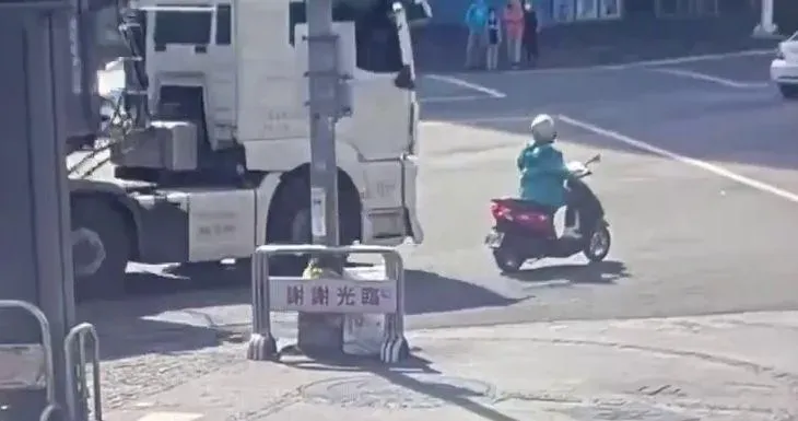 快訊/驚悚畫面曝！饒河街夜市口曳引車右轉撞機車　55歲女當場輾斃