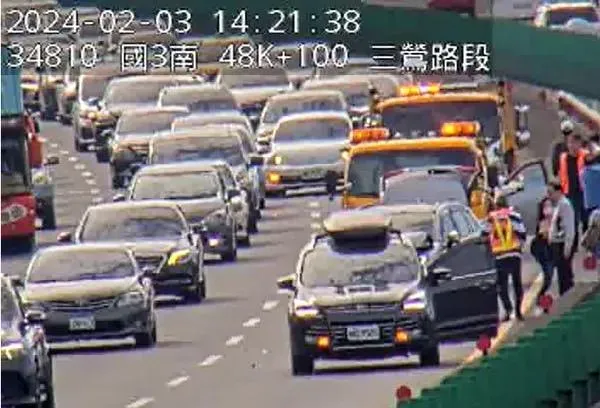 張善政夫婦出車禍畫面曝光！自駕國道追撞前車　救護車緊急送醫