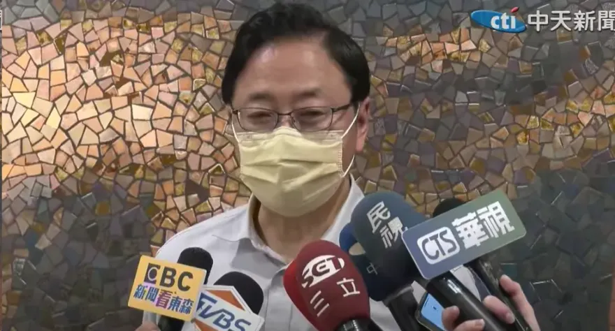 張善政腳受傷露面了！國道出車禍親自說明自己與太太傷勢