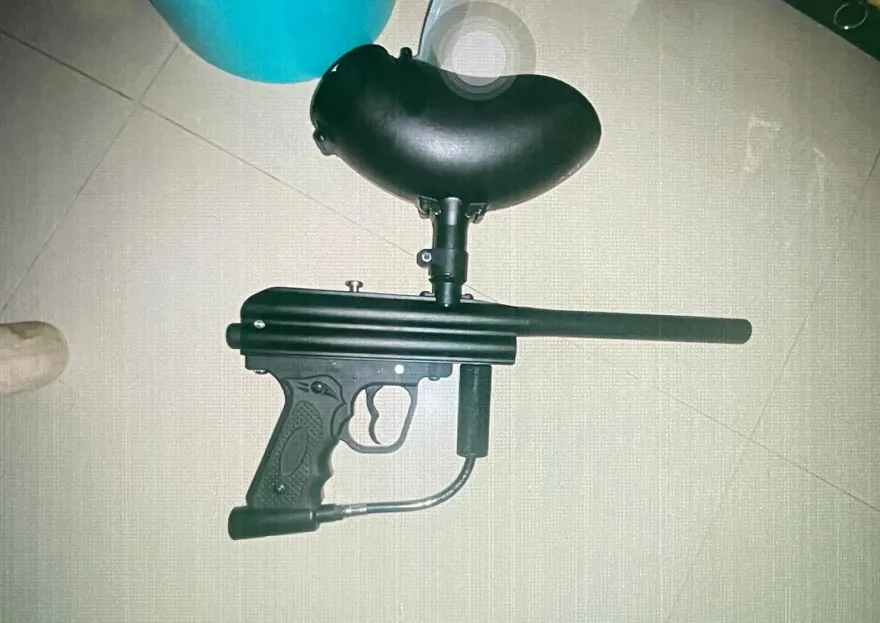 影/不滿被逮！淡水毒蟲漆彈槍亂射監視器　警斥「像個男人有射就有射」