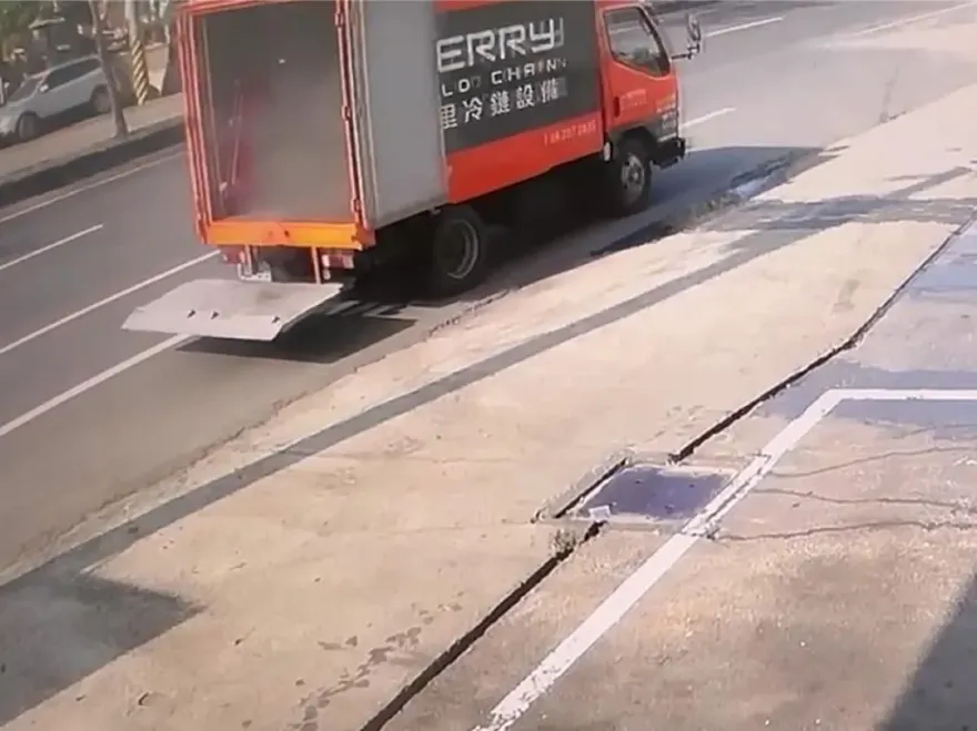 影/疑載運電池自燃！物流車加油站「狂冒白煙」　場面超嚇人