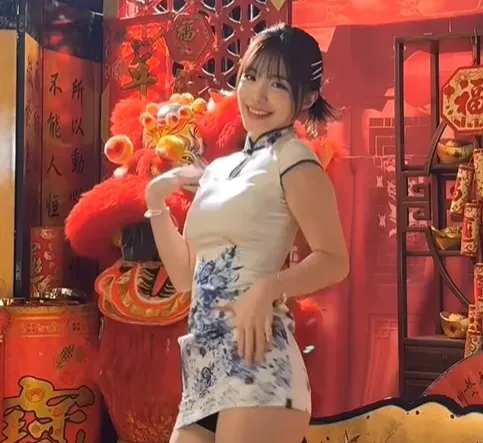影/李多慧緊身旗袍扭腰擺臀超火辣！下面顏色被看光光　網嗨喊：我沒了