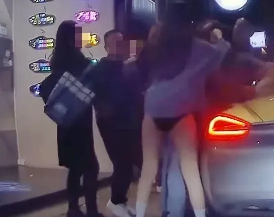 影/保時捷、「阿爾法」條通對決！下車勸架的「長腿蜜桃臀」妹更吸睛