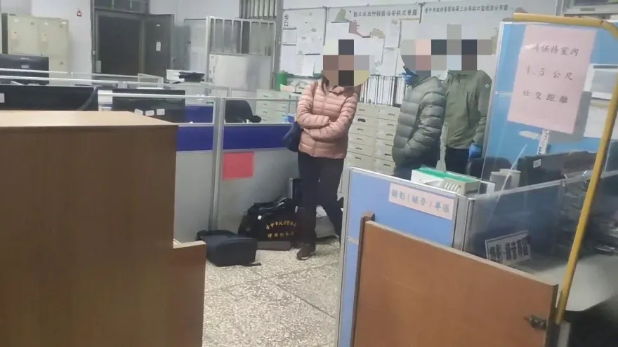 快訊/妻悲赴警局做筆錄！派出所長寢室中彈亡　手機已送鑑識釐清死因