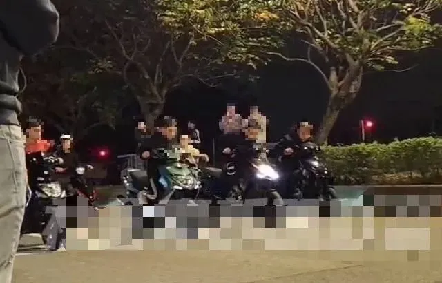 影/好大膽北市封路飆車！撫遠街10屁孩夜半翹孤輪衝衝衝　警黃雀在後