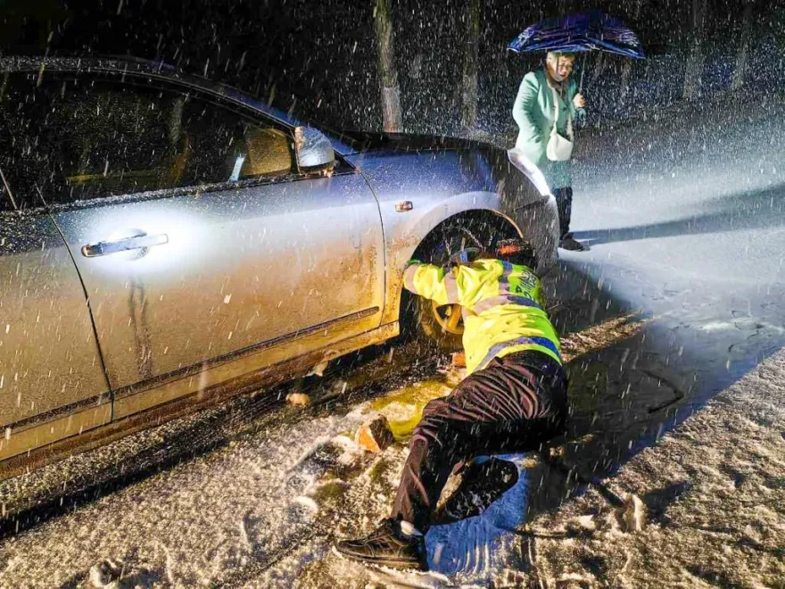 春運遇15年最強雨雪高鐵客困車內10小時　今續發大風暴雪等4預警