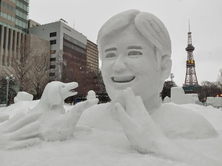 來看雪人版大谷！札幌冰雪節人氣夯　遊客：眼袋得再加強