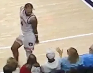 影/NCAA球員鬧烏龍！一把甩開大咖影星的手　回頭一看嚇歪：很抱歉