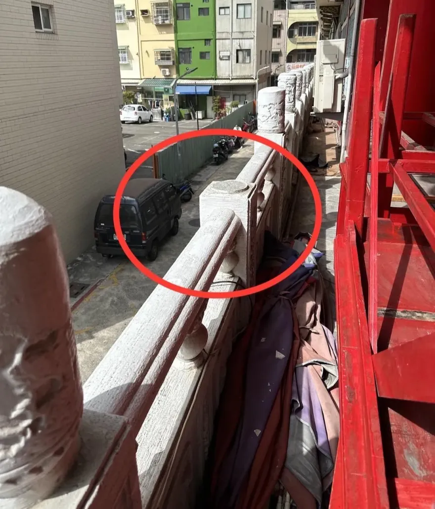 影/三鳳宮天降「水泥塊」險砸人　高雄男氣PO文「砸到頭當場再見」
