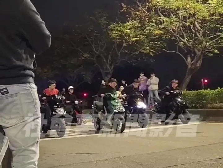 影/北市淪飆車場！30飆仔「封路競速」翹孤輪　警上門拘捕嚇腿軟