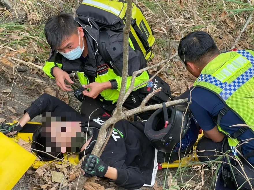 影/驚悚瞬間！20歲BMW騎士台24線超車　過彎失控自撞護欄摔10米深坡