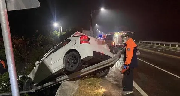 快訊/台南南化山區凌晨車禍　自小客車撞爆護欄不見駕駛