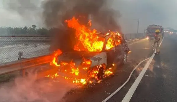 快訊/國1台南新營路段火燒車　自小客車陷火海燒到剩骨架
