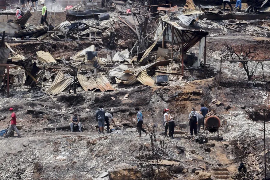影/智利野火狂燒超過3000座房屋損毀　死亡人數增至99人、數百人失蹤