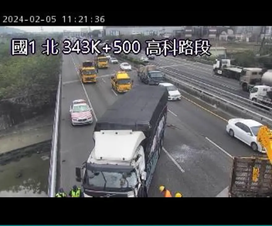 快訊/國1高科段「大小貨車3車連環撞」！紫爆回堵5公里　1駕駛受困