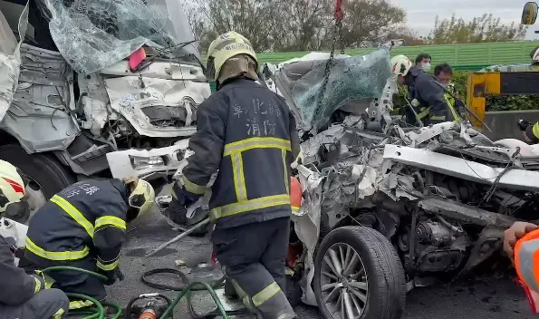 影/怵目驚心！國道6車亂撞「2小車被撞成廢鐵」..1人送醫不治　搶救畫面曝