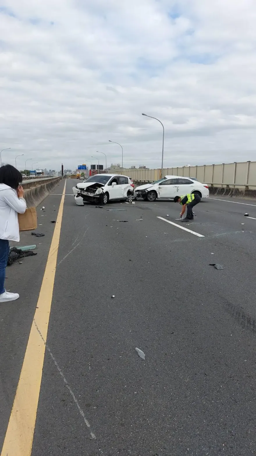快訊/台74線嚴重車禍！2車車頭全毀「3人送醫」　25歲女意識不清倒臥路面