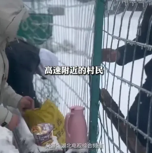 影/返鄉遇暴雪！他塞高速公路20hrs沒進食　熱心居民免費供熱水泡麵