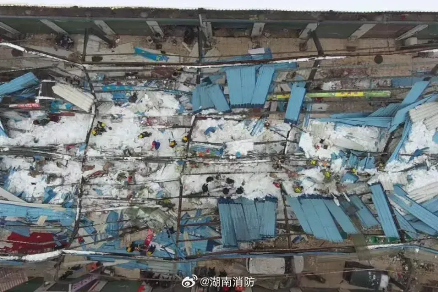 影/湖南菜市場頂棚「被積雪壓垮」！1000㎡鐵皮砸落　警消救出受困6人