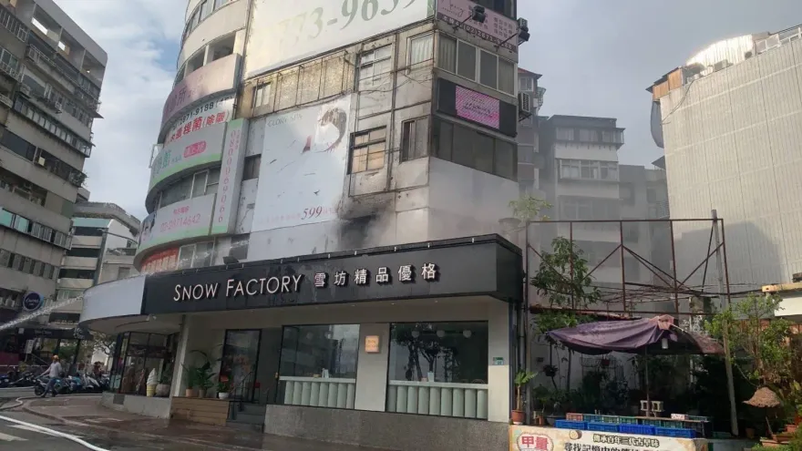 快訊/北市天母住商大樓火警　2樓火舌黑煙竄出警消疏散中