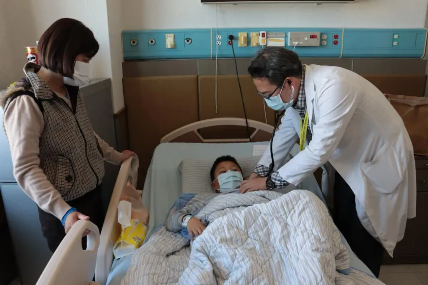 腺病毒正流行！7歲童參加冬令營發高燒1週　醫示警：春節恐「上下夾擊」
