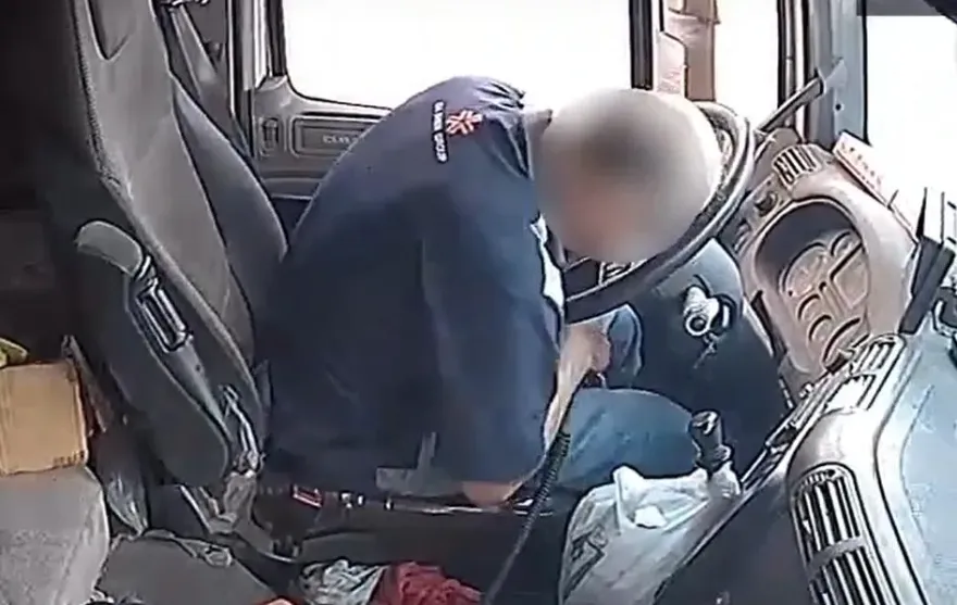 影/真的身體不舒服！頭份驚見砂石車變行動坦克「扛」走路標桿　運將昏迷畫面曝