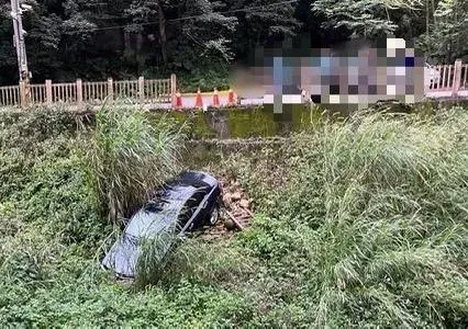 快訊/新北驚悚車禍！阿嬤開賓士車載妹妹跟愛孫　突失控撞護欄墜邊坡