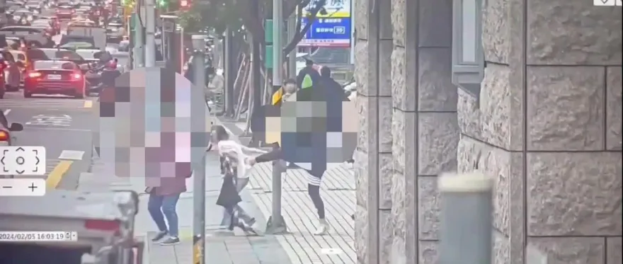 快訊/陳沂挨揍畫面曝光！爆走平頭男「背後接近」狂毆猛踹