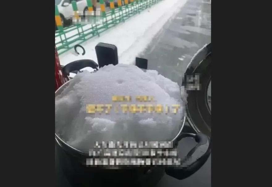 影/暴雪困公路36小時！他被迫煮雪融水解渴　好心女「露營車當公廁」借人用
