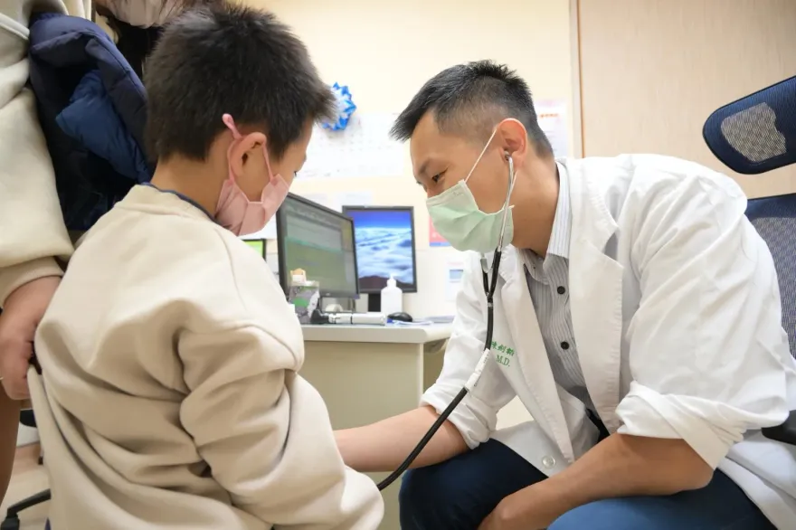 寶寶有苦說不出！幼童排「桌球大糞石」　醫揪「頑固型便秘」惹禍