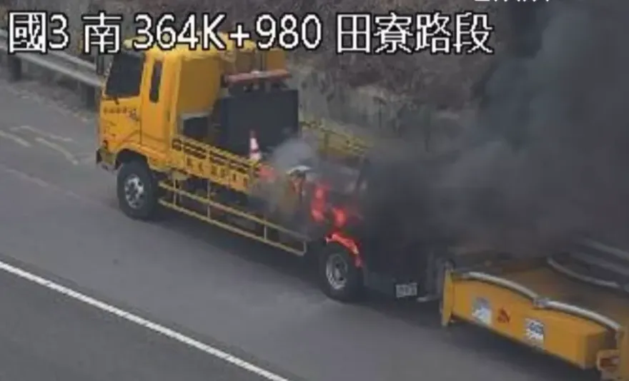 快訊/國3田寮段「緩撞車停路肩」突起火狂燒　恐怖黑煙猛竄蔽天