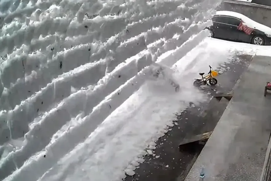 影/另類災情！女子遭門前「雪瀑布」狠砸　廁所忘關窗「一夜積成大雪山」