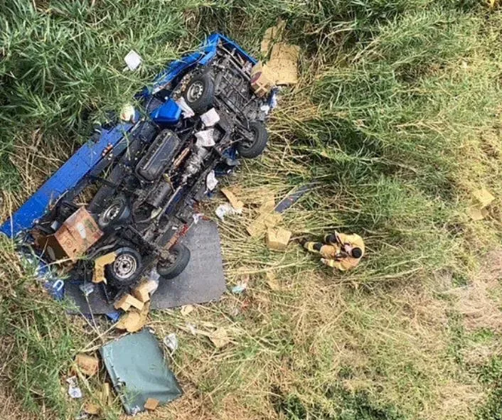 台76線高架小貨車遭追撞！父子翻落3樓高橋底不治　肇事駕駛赴警偵訊