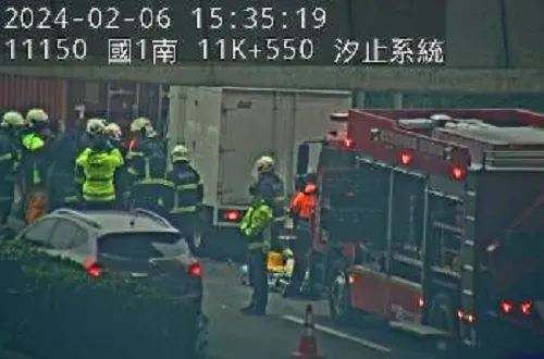 快訊/國一北向汐止段車禍！　小貨車「親貨櫃車屁屁」車頭內凹變形