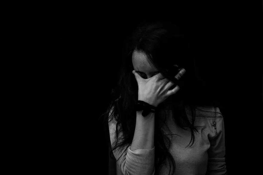 弟弟變「兒子」！驚見老公和親媽躺床　人妻一驗DNA崩潰揭驚人真相