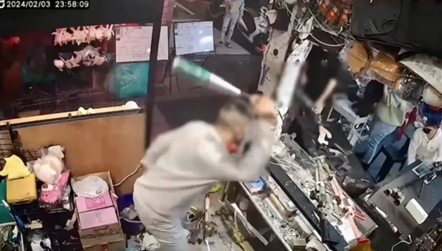 影/惡鄰纏身！停車位長期糾紛　鄰居率8+9狠砸士林夜市射氣球攤