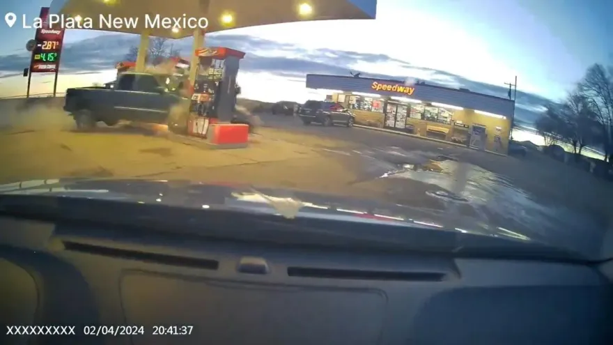影/生死瞬間！財經名人目睹驚悚現場　貨車暴衝撞毀加油站...招牌墜落險遭波及