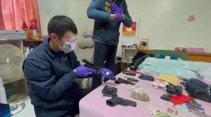影/雲林檢警查詐騙車手！溯源逮獲集團首腦　破門抓人赫見驚人火力