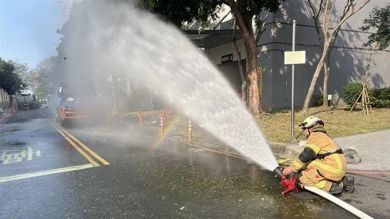 快訊／高雄貨車「大量鹽酸外洩」　警消射水防護