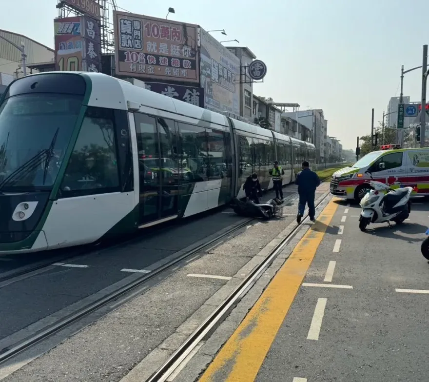 影/高雄輕軌又出車禍！6旬女騎士撞車廂慘摔險被輾
