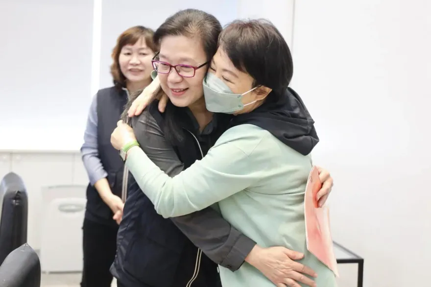 台中市食安處「4寶爸」堅守崗位未回家　盧秀燕大大擁抱給揪瘦肉精豬無名英雄