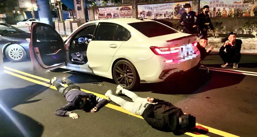 影/欠「球板」2百萬賭債遭明仁會成員押走　警攔截拔槍救24歲男逮5嫌