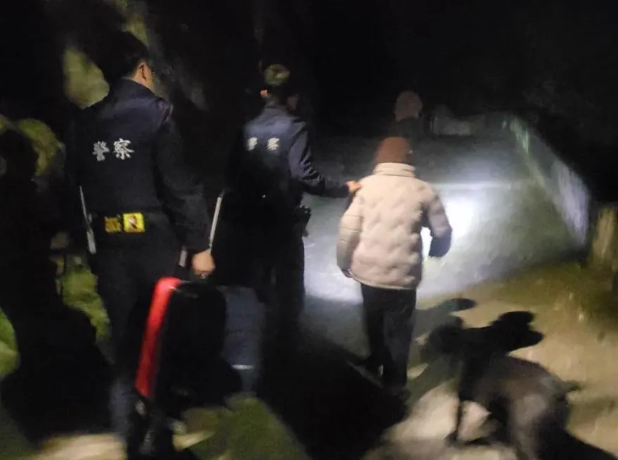 被家人「宣告死亡」！他皈依佛門消失40年…還俗找不到回家路　暖警助團圓