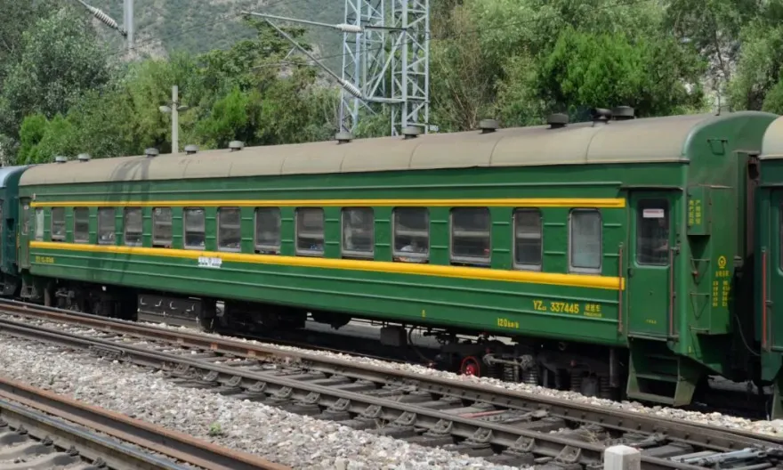 影/高鐵遇暴雪停駛…春運「祖師爺」綠皮車冒雪前行　專家點出1關鍵差異