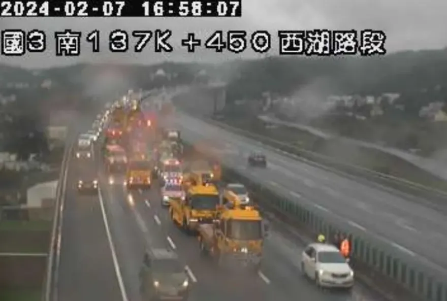 快訊／返鄉注意！國3南下西湖段「9車追撞」　占據2車道回堵3km