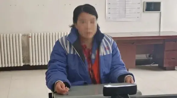 走紅後吃霸王餐、拍低俗片！43歲女直播主涉「尋釁滋事」遭逮
